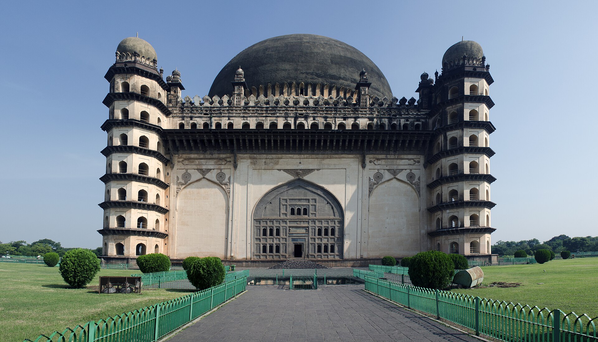 Gol Gumbaz — one of the largest unsupported domes; the whispering gallery.